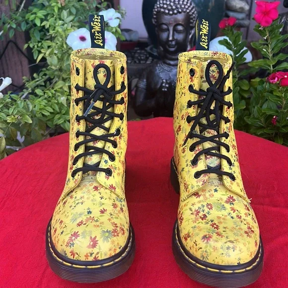 🌼 Dr. Martens Sunshine Yellow Daisy Floral 1460 Boots 🌼 - Picture 5 of 17